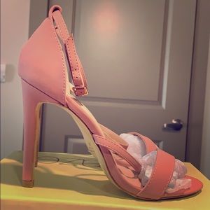 Mauve colored high heels. Never been worn out.